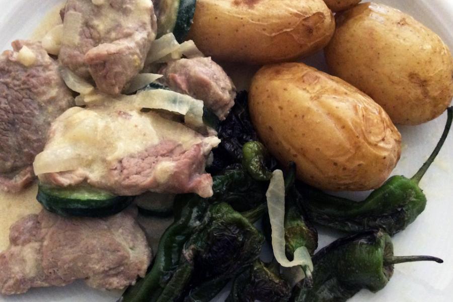 Medallones de solomillo de cerdo con nata y mostaza, acompañados de patatas y pimientos de Padrón.