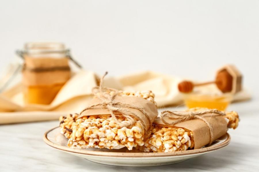 Dos barritas de cereales y fruta envueltas para regalo.