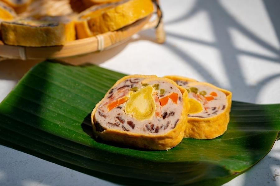 Cha lua hoa, mortadela vietnamita con huevo salado.