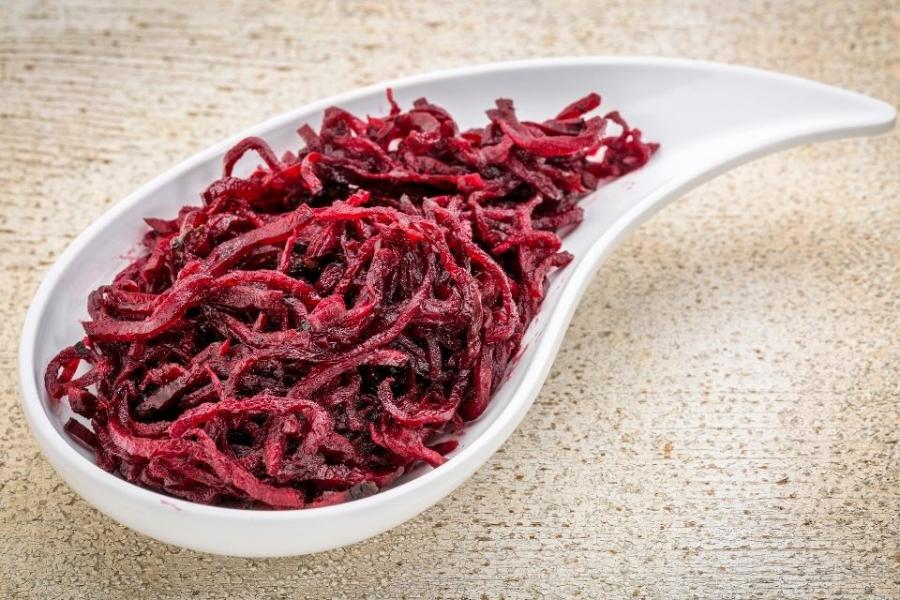 Una nsalada de dulse, col y remolacha encurtida.