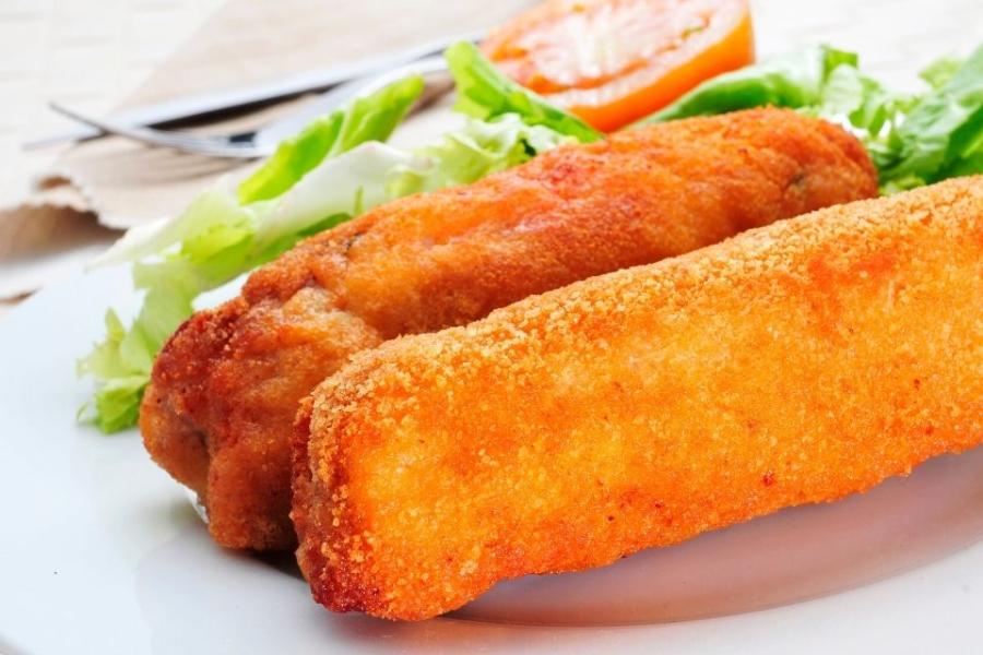 Detalle de flamenquines con ensalada.