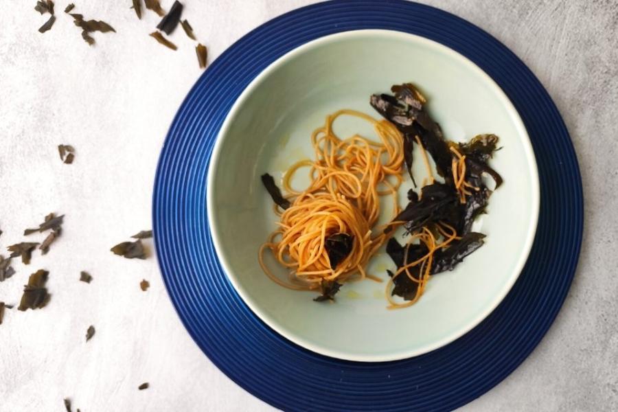 Plato con espagueti y kombu.