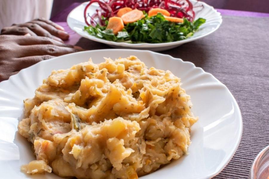 Matoke, un plato típico de la cocina del este de Africa a base de plátano.