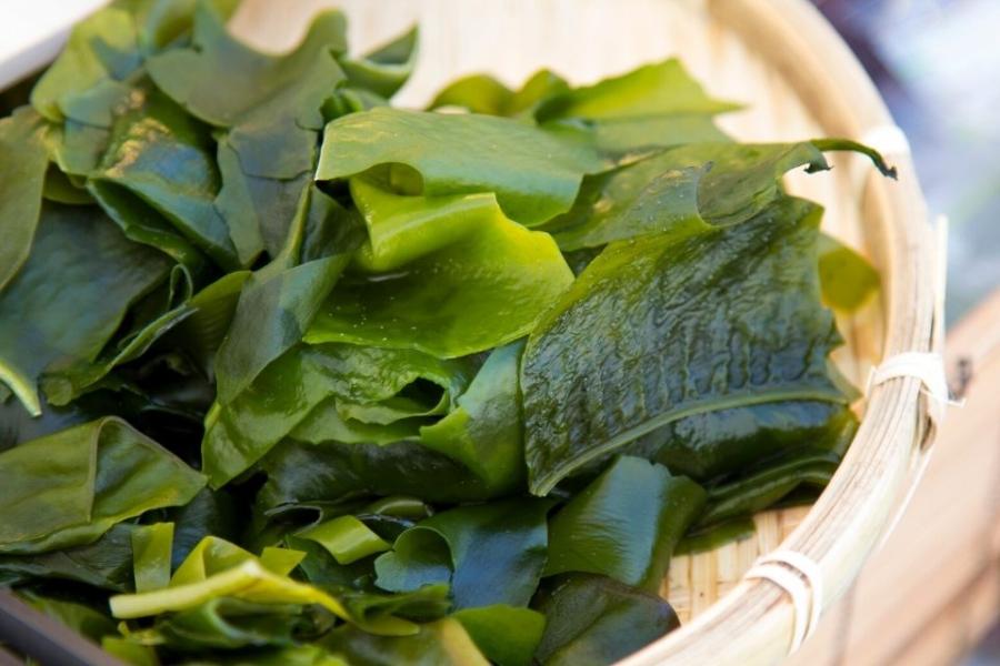 Wakame en una cesta.