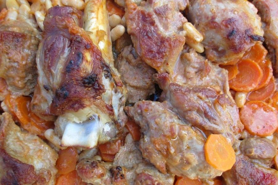 Detalle de un plato de cordero con alubias blancas al estilo francés.