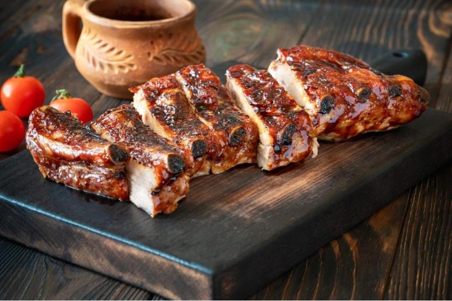 Detalle de costillas de cerdo glaseadas con jarabe de arce.