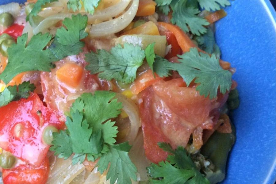 Khow suey vegetariano con fideos chinos al huevo, muy finos, en un cuenco.