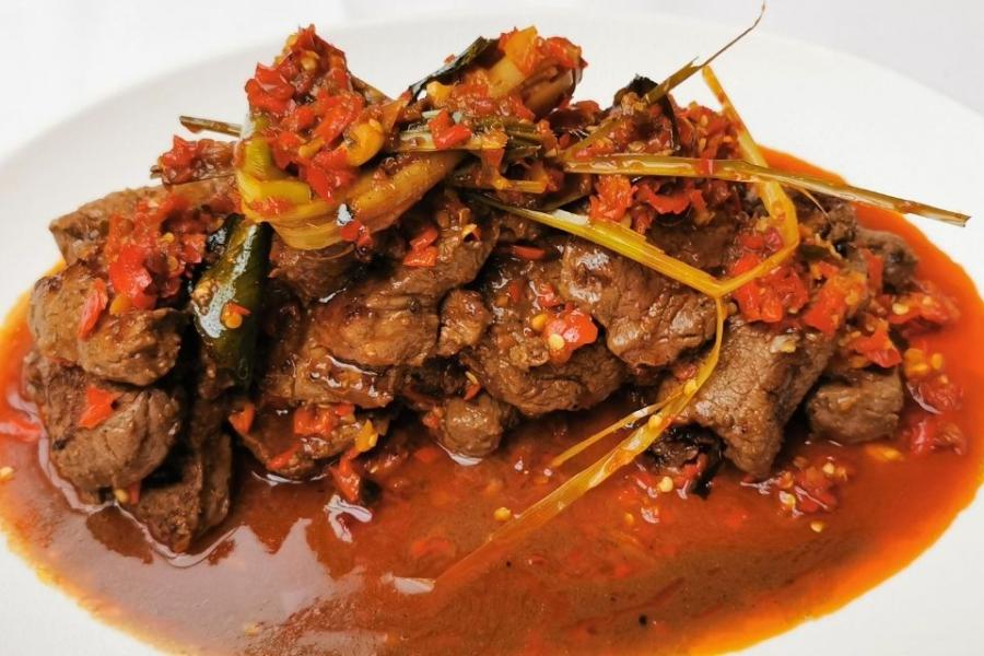 Un plado con carne balado.