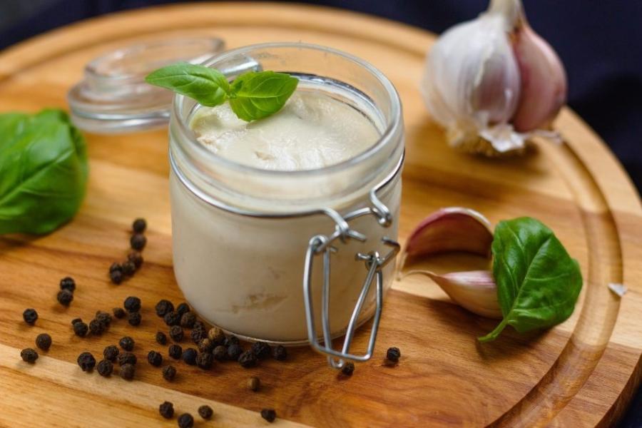 Paté de higaditos de pollo en un tarro de vidrio.