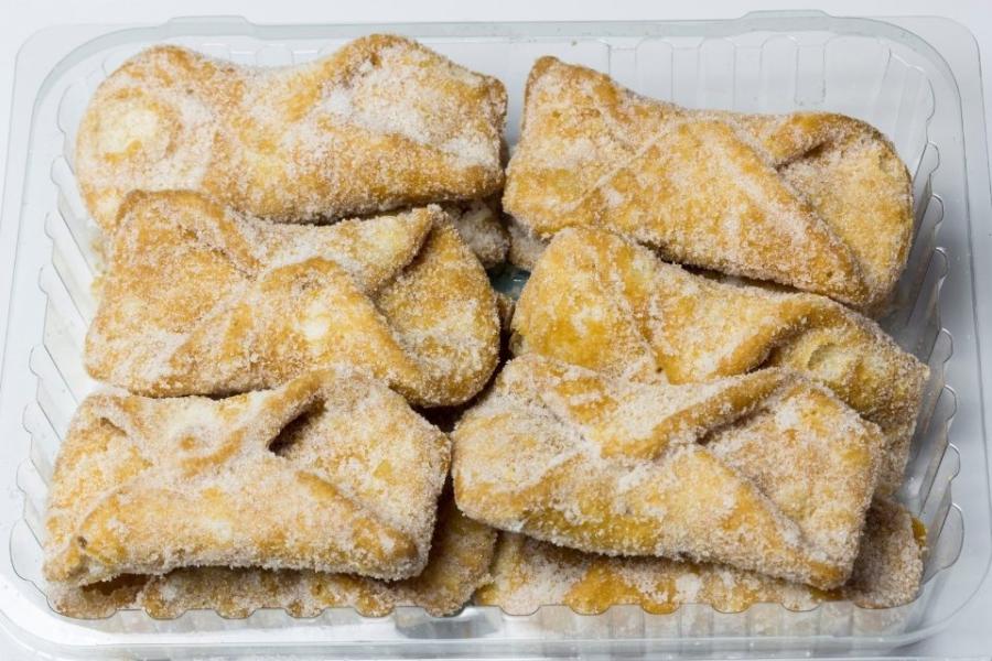 Pestiños con azúcar.