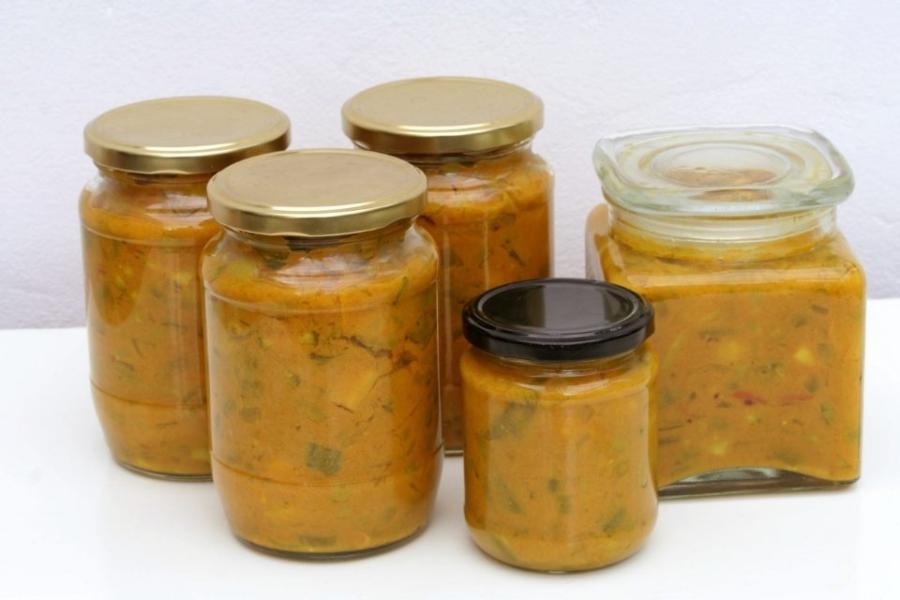 Varios tarros de vidrio con picalilli.
