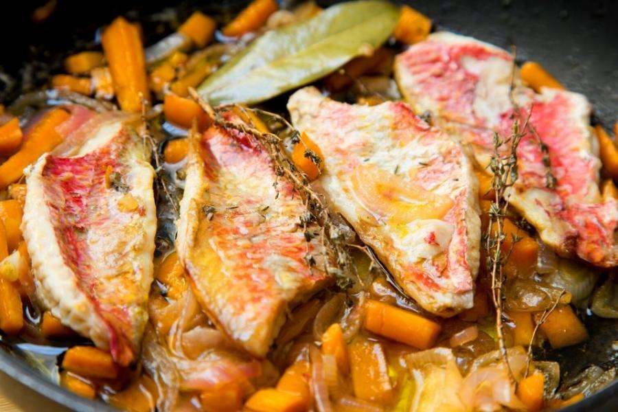 Salmonetes en escabeche en una sart'en grande.