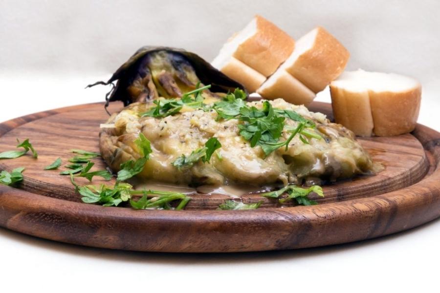 Berenjena asada con tahini.