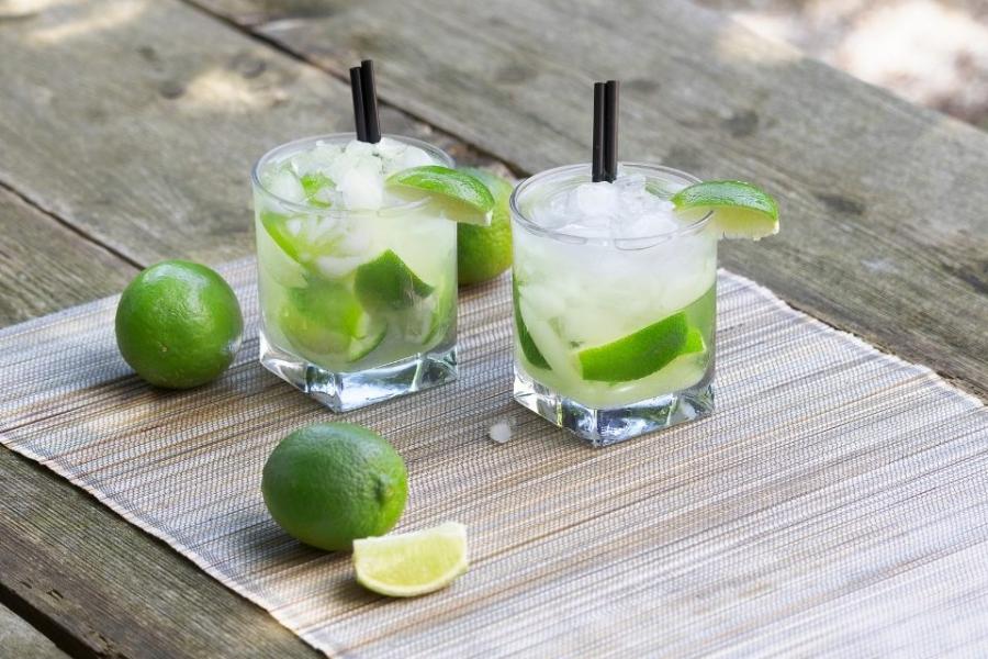 Dos caipirinhas en vaso de vidrio.
