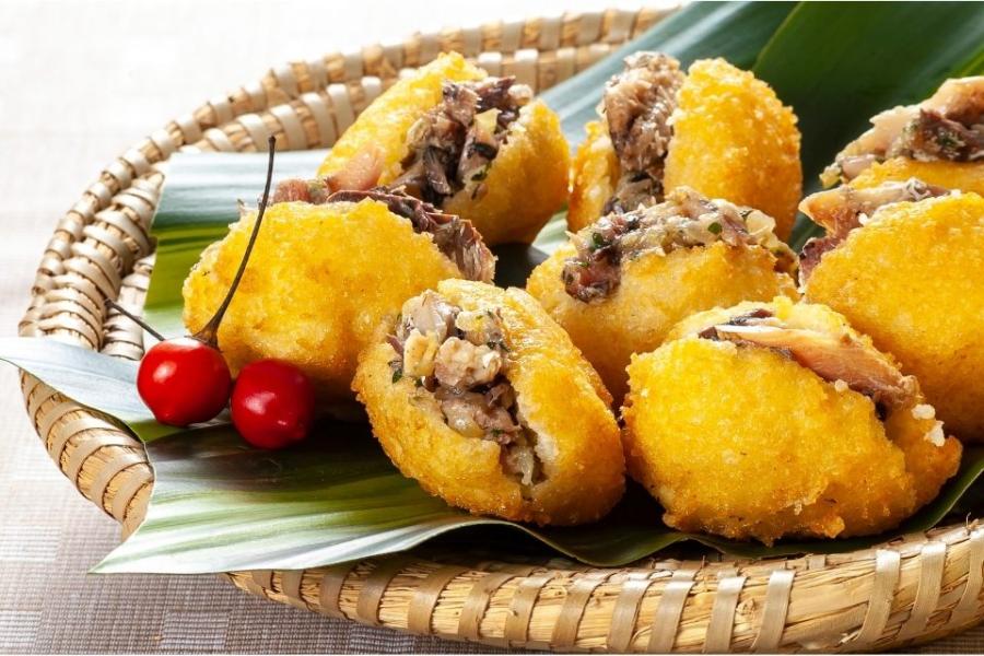 Acarajé relleno de pescado.