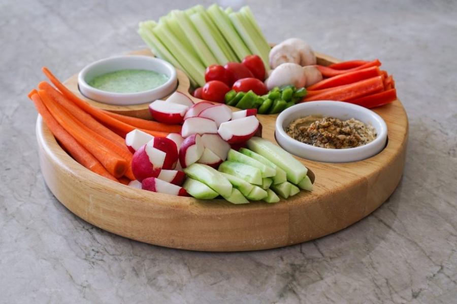 Crudités con zanahoria, pepino, rábano, apio y dos salsas.