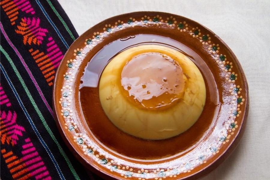 Flan mexicano sobre una fuente de barro.