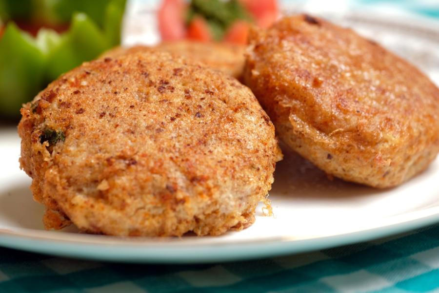 Dos koftas de cordero ya fritas en un plato.