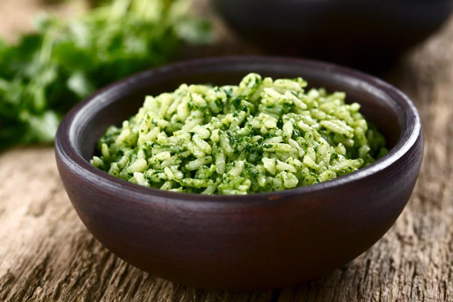Un cuenco con arroz verde.