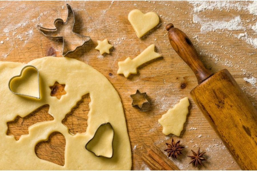 Cortar galletas navideñas con cortapastas.