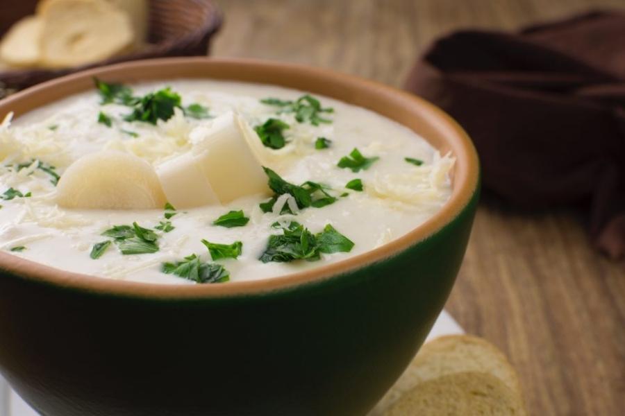 Un cuenco con crema de palmitos.