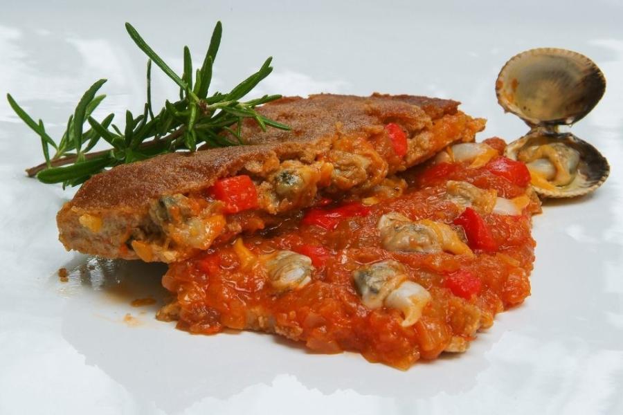 Empanada de berberechos, típica de la cocina gallega.