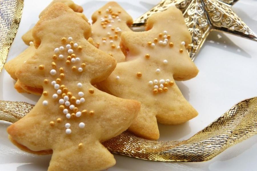 Galletas navideñas decoradas con chispitas.
