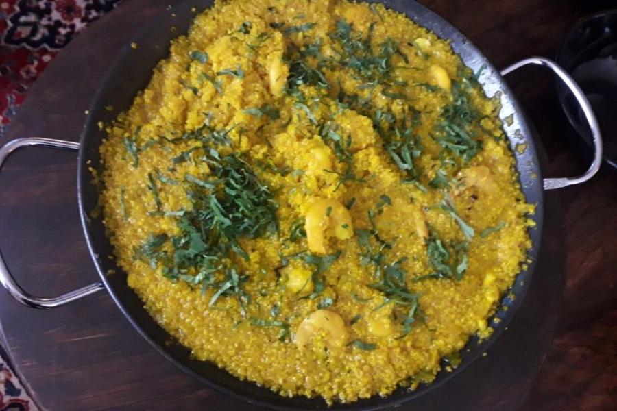 Quinotto con camarones adornado con cilantro.