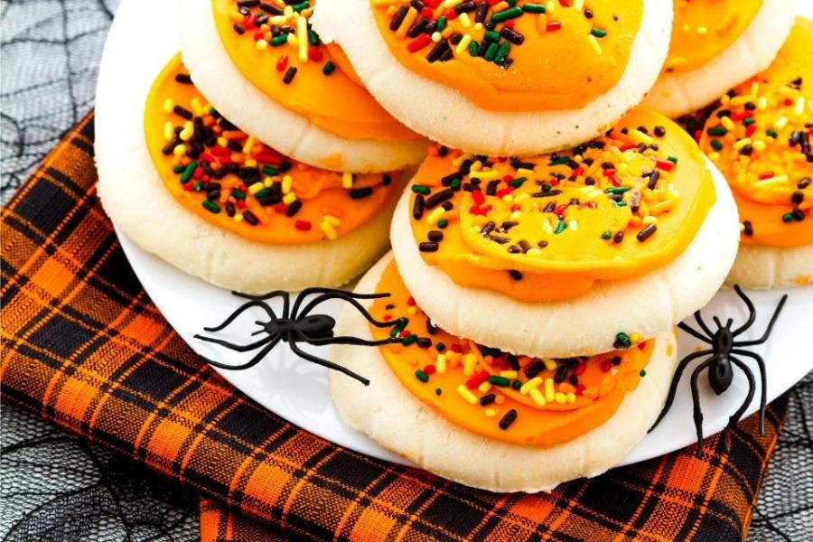 Galletas de azúcar glaseadas y decoradas para Halloween.