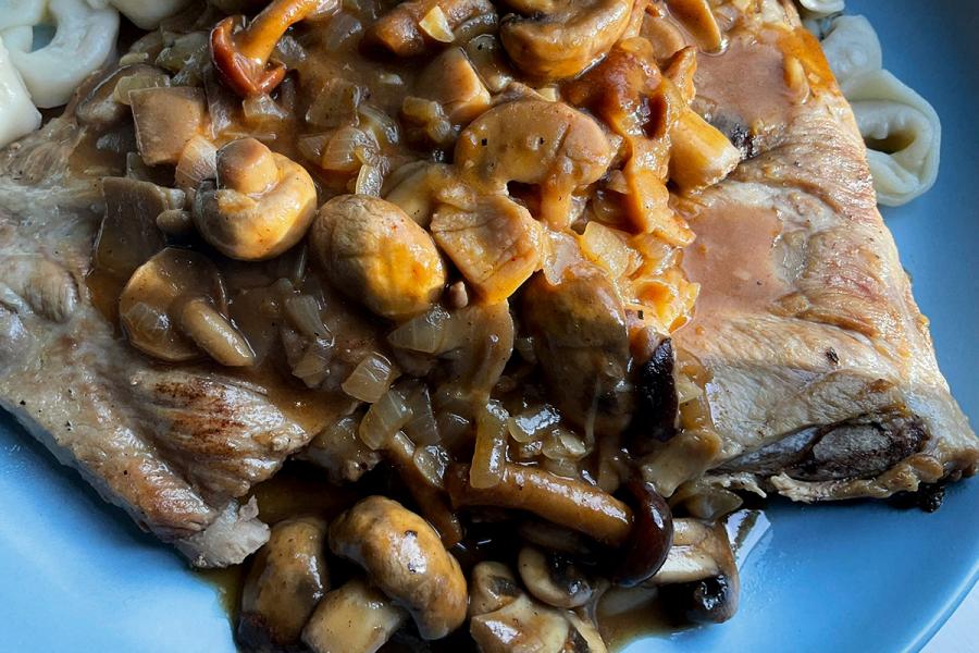 Costillas de cerdo con salsa de setas variadas y tortellini de setar porcini.