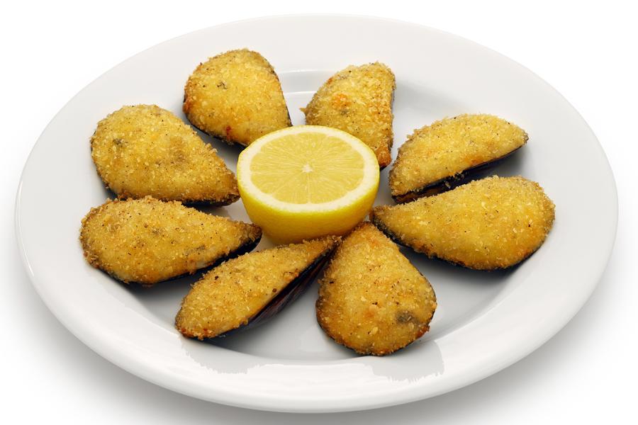 Un plato con ocho tigres,  mejillones rellenos y rebozados.