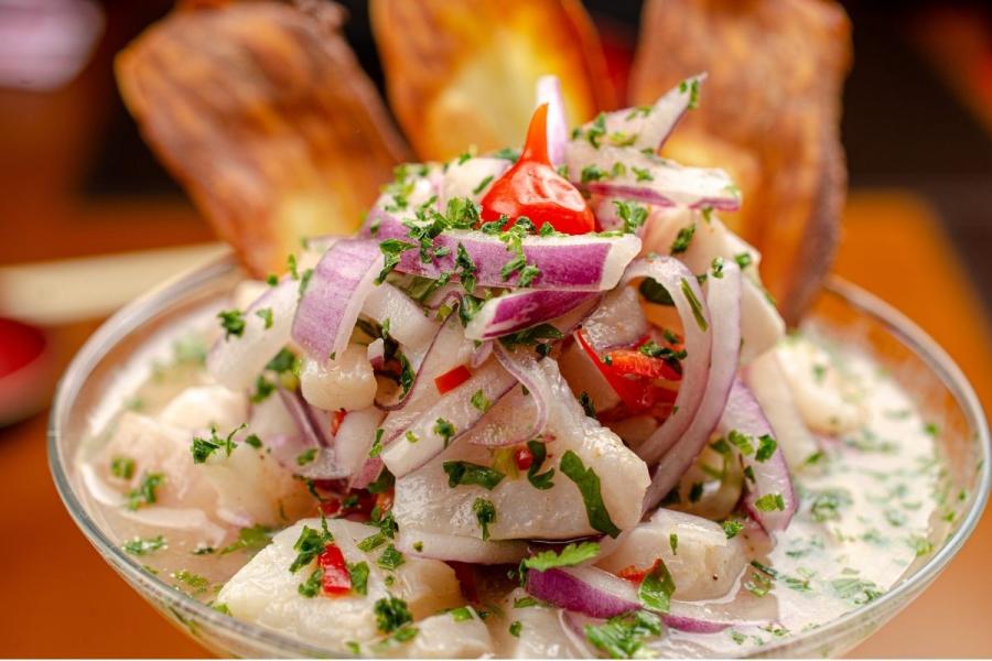Detalle de cebiche de pescado.