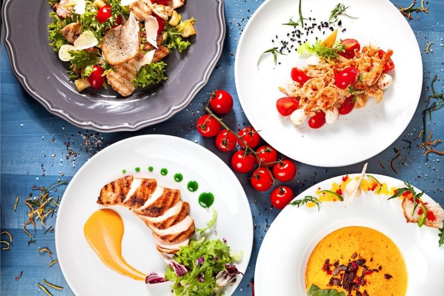 Platos de la cocina europea sobre una mesa.