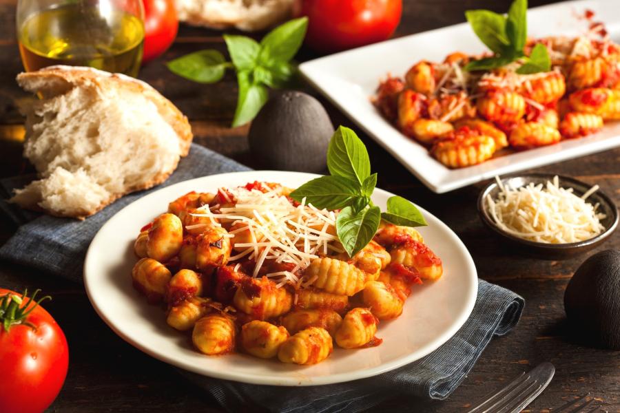 Ñoquis de patata hechos en casa con salsa de tomate.