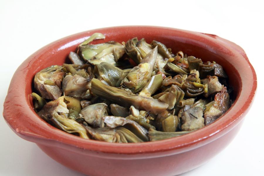 Alcachofas ya cocinadas en su cazuela de barro.