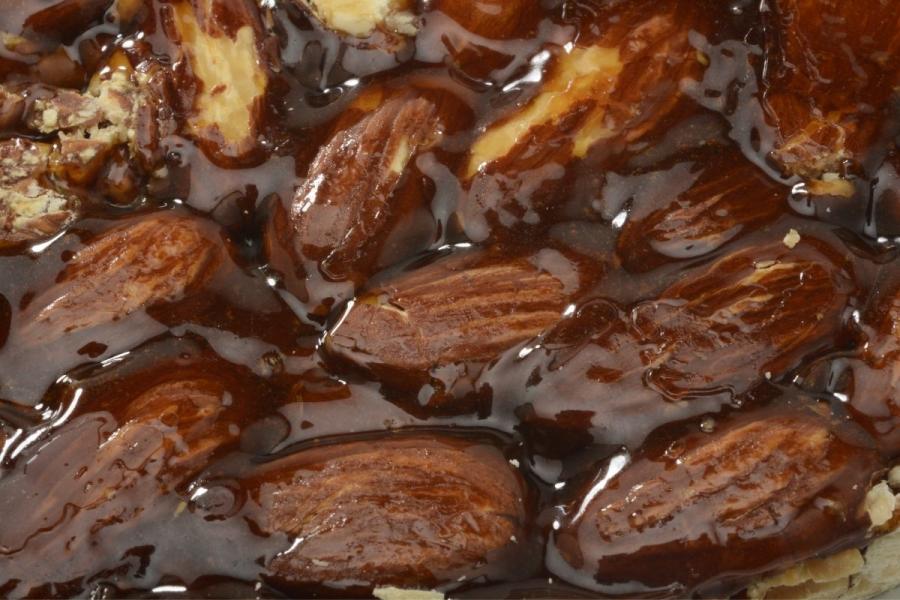 Detalle de guirlache con almendras.