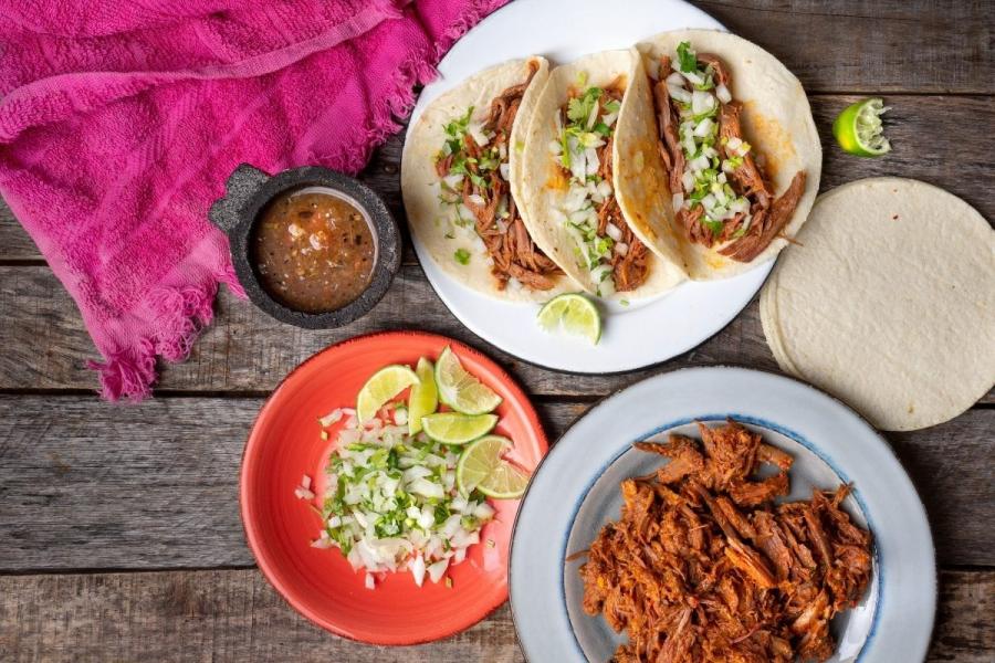 Tacos mexicanos con carne a la barbacoa chipotle.