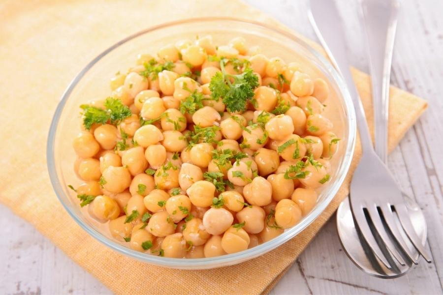 Un cuenco con garbanzos a la vinagreta.