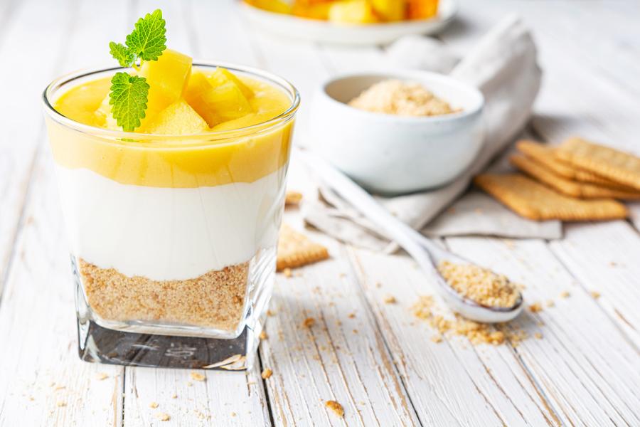 Poster a capas con crema de piña, queso cremoso y galleta molida.