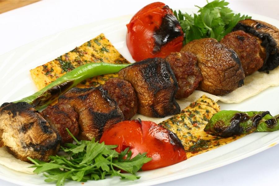 Brocheta de champiñones servida en plato una vez quitado el pincho.