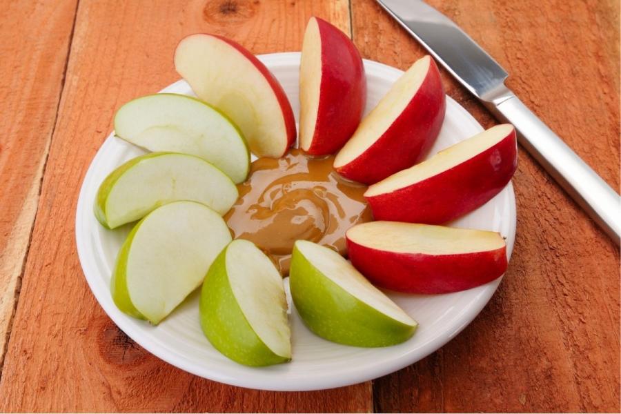 Gajos de manzana con salsa dulce de cacahuete.