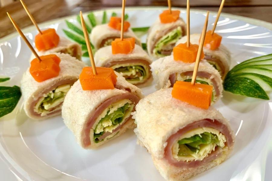 Rollitos de jamón y queso.
