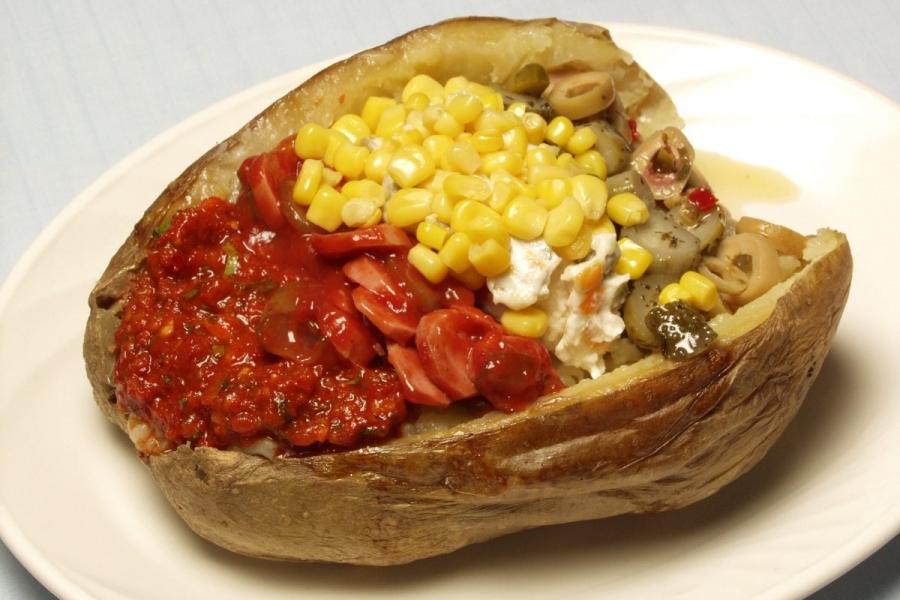 Kumpir turco, una patata asada con una cobertura variada, la versión turca de un jacket potato.