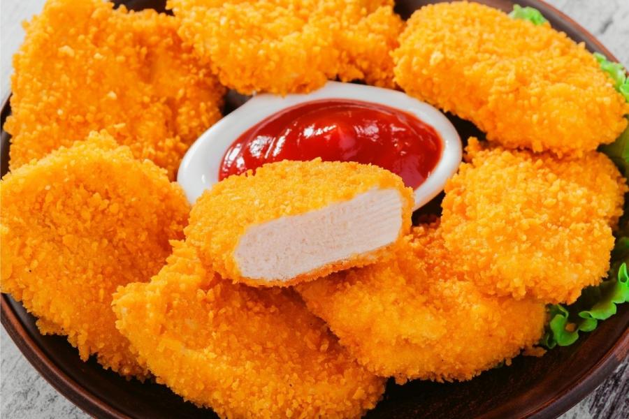 Nuggets de pollo con kétchup de tomate.