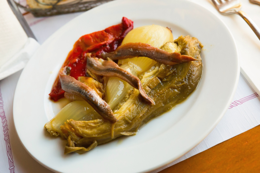 Escalivada con anchoas en un plato.