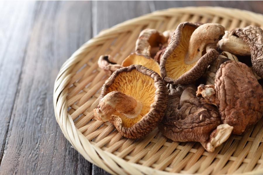 Setas chinas, o shiitake, en una cesta de paja.