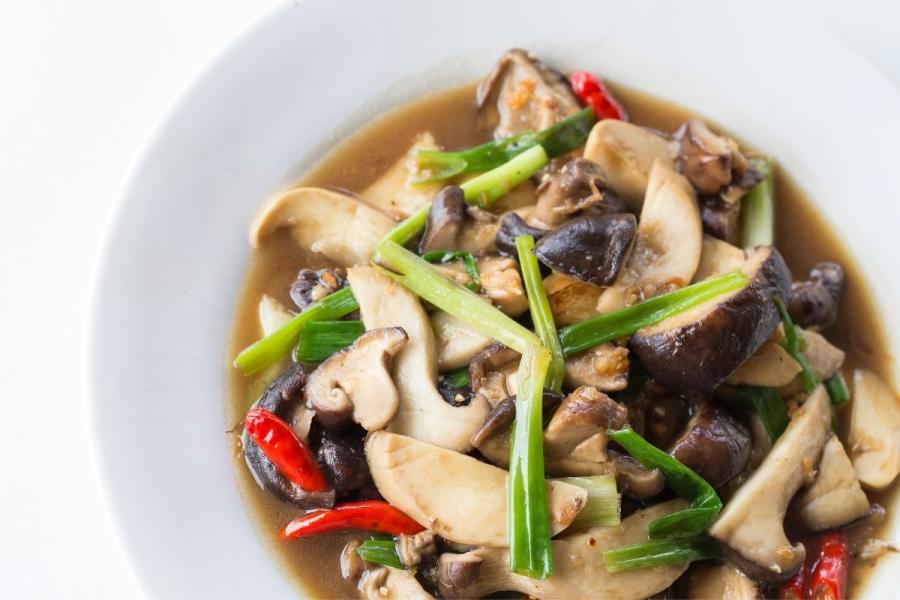 Setas chinas, o shiitakes, salteadas.
