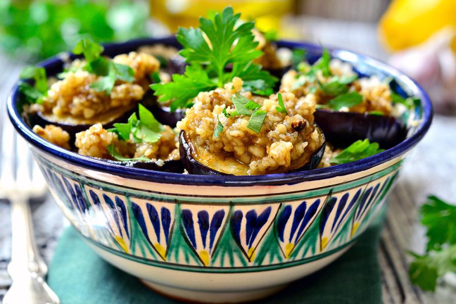 Berenjenas fritas con aillade, o salsa de ajo y nueces.