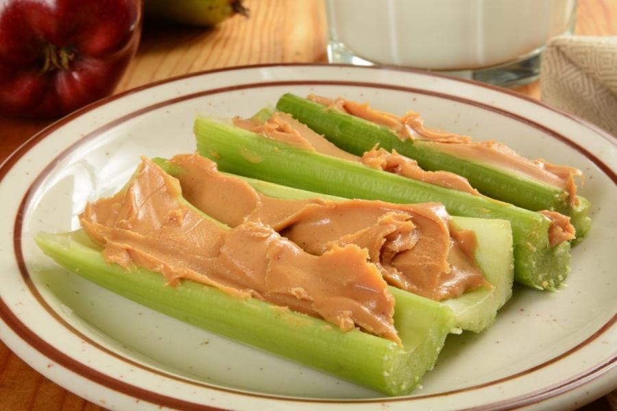 Barquitas de apio con mantequilla de cacahuete.