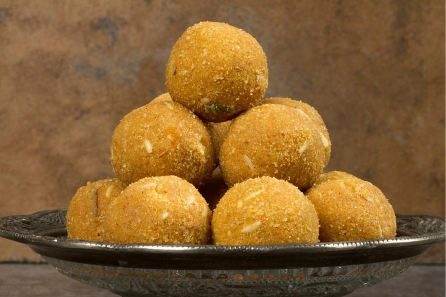 Besan ke laddus apilados en un plato.